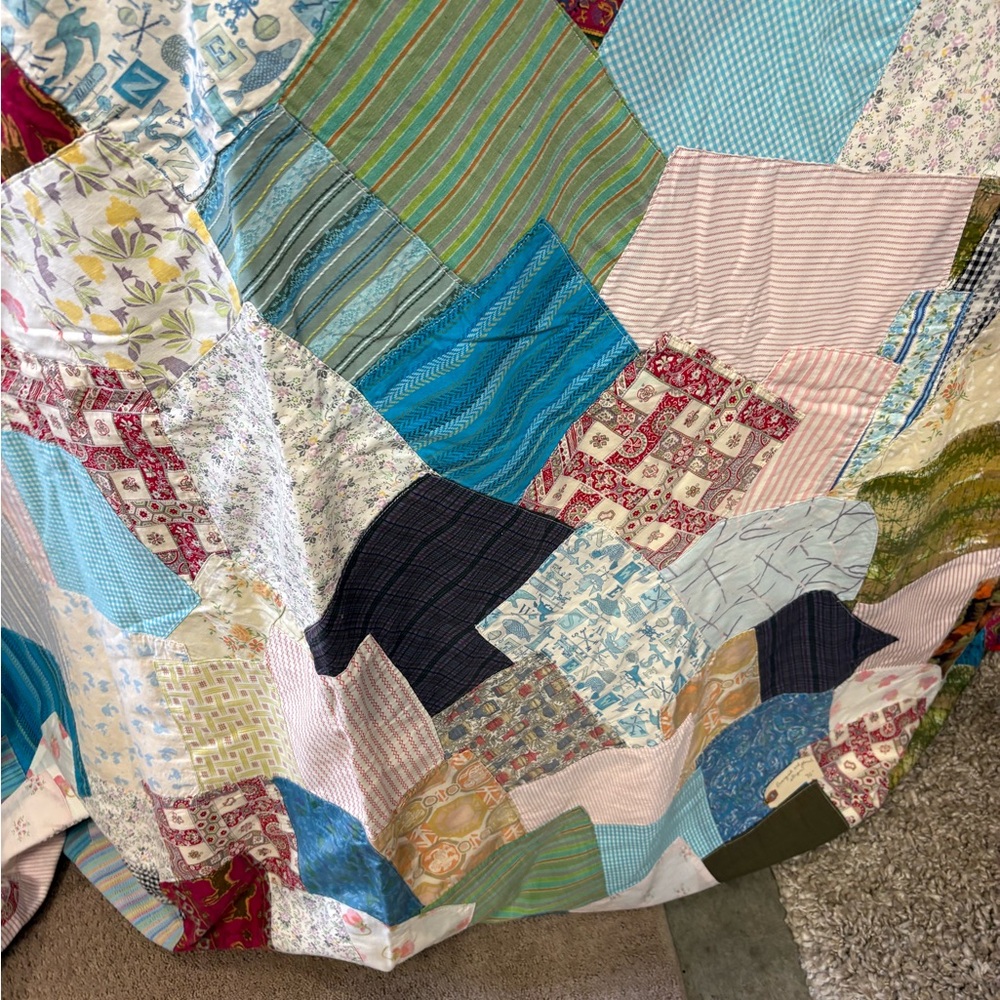 Vibrant Patchwork Quilt Had Made Vintage Fabric - Picture 14 of 15